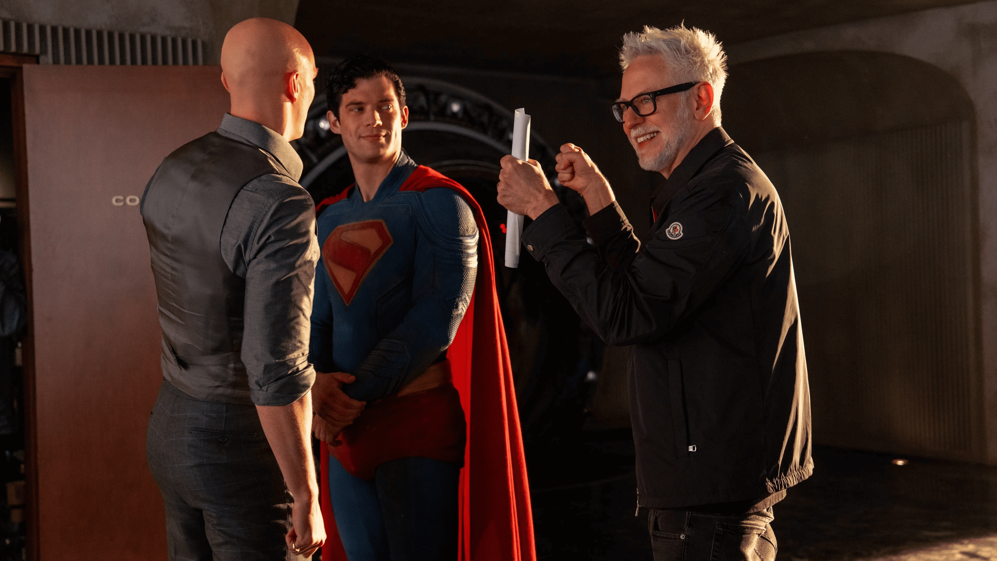 James Gunn avec les acteurs de Superman et Lex Luthor